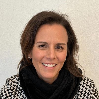 Claudia, 53