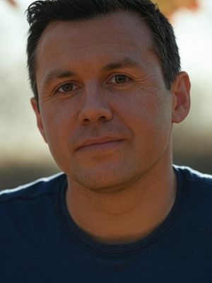 Carlos, 35