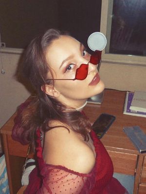 Bella, 26