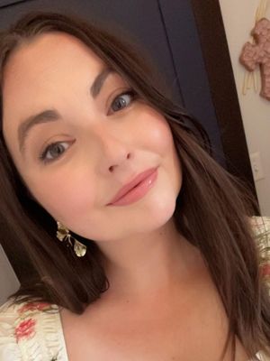 Veronica, 32