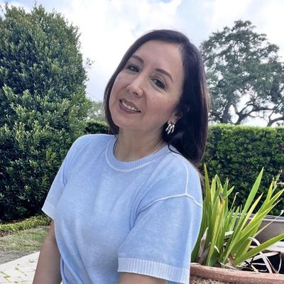 Vicky, 52