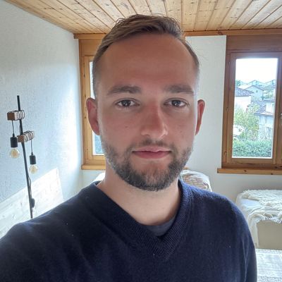 Nicolas, 28