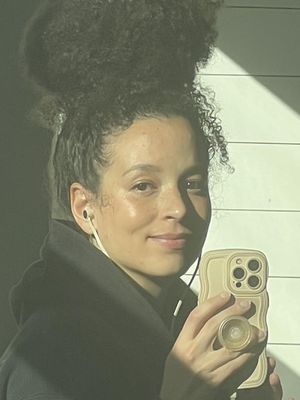 Zoe, 37
