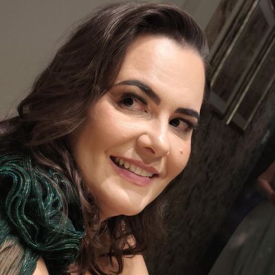 Valeria, 45