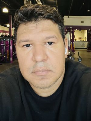 Carlos, 44