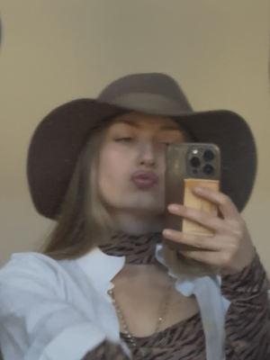 Yana, 33