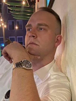 Tom, 32