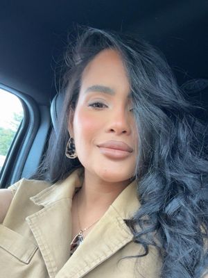 Leonela, 33