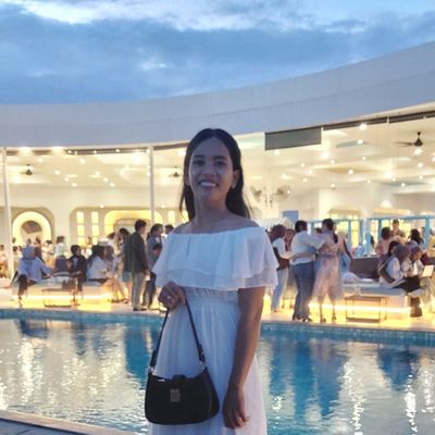 Indah, 32