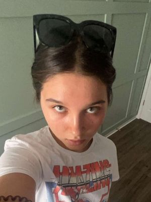 Ellie, 19