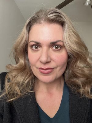 Chrissie, 43