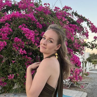 Eva, 27
