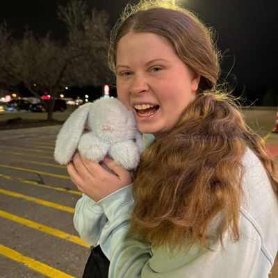 Sydnee, 22