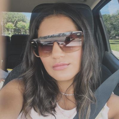 Larissa, 28