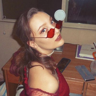Bella, 26