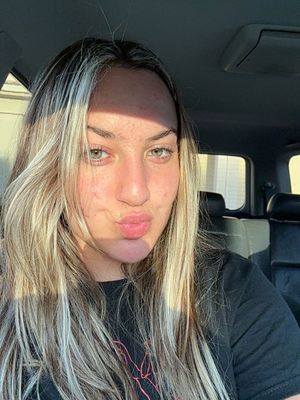 Bella, 21