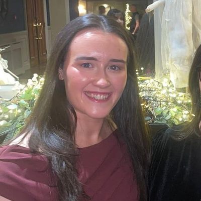 Julie, 27