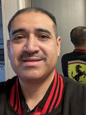 Carlos, 40