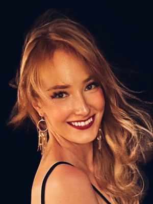 Claire, 28