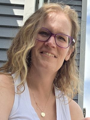 Suzanne, 42