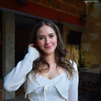 Daniela, 26
