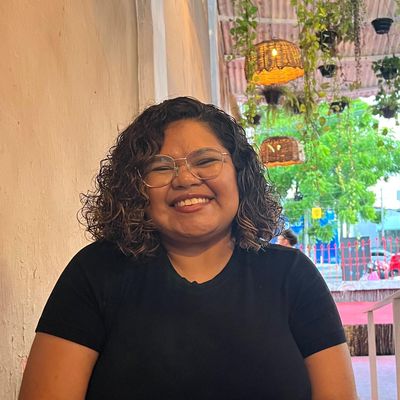 Carlota, 28