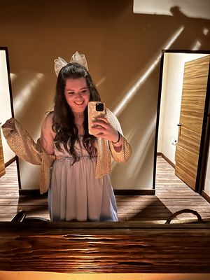 Mia, 24