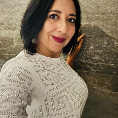 Veronica, 43