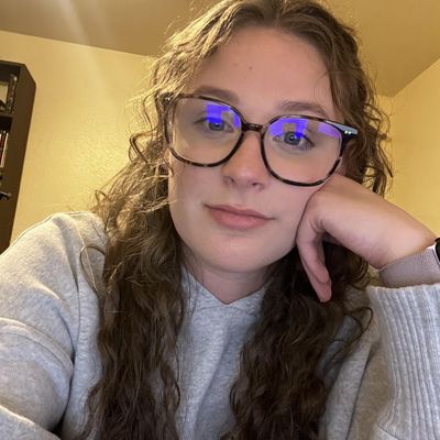 Lizzie, 22