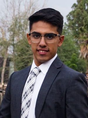 Carlos, 25