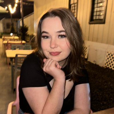Chloe, 23