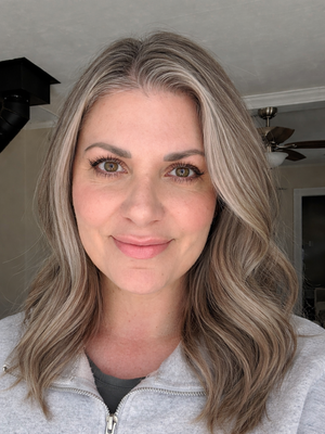 Chrissie, 43