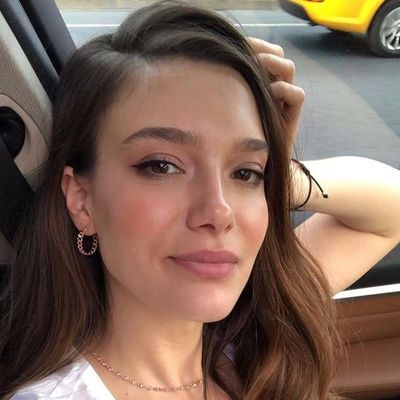 Julia, 27