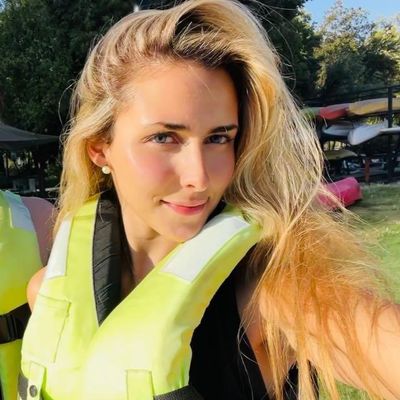 Isidora, 21