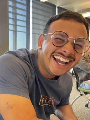Carlos, 24