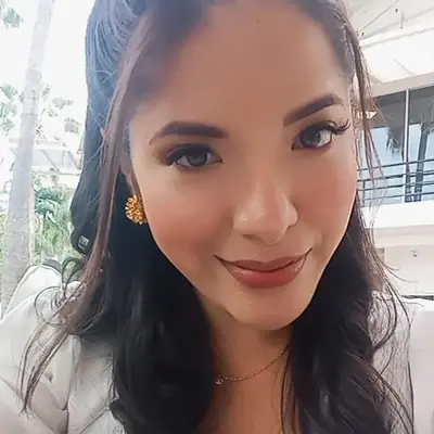 Alexandra, 34