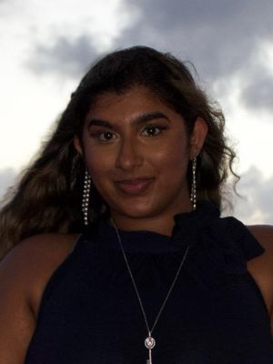 Yalini, 28