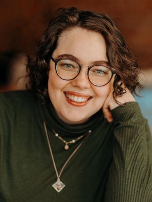 Gloria, 27