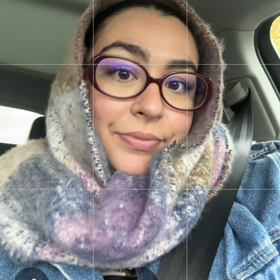 Yesenia, 25