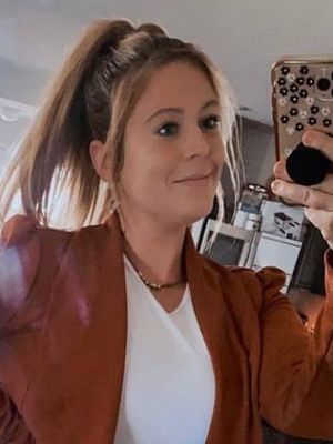 Ellen, 43