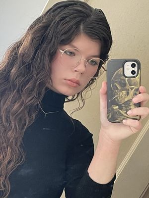 Chloe, 23