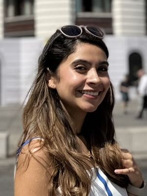 Daniela, 30