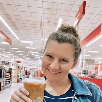 Nicole, 28