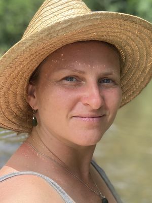 Renata, 43