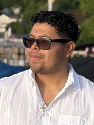 Carlos, 27