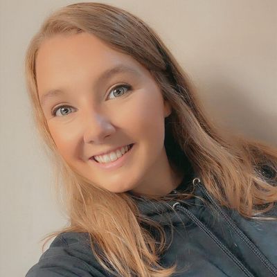 Dana, 25
