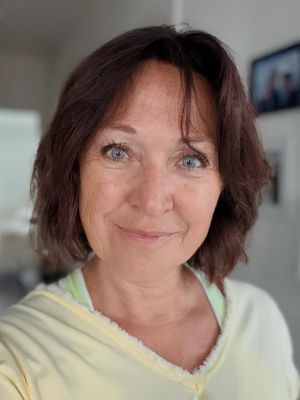 Leona, 64