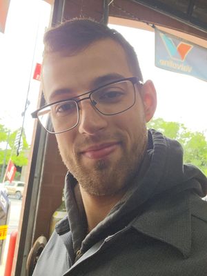 Johnny, 28