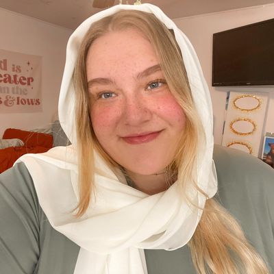 Samantha, 23