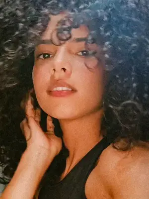 Isabel, 20
